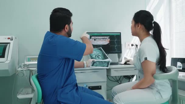 Verrast Multinationale Collega Tandartsen Bespreken Patiënten Panoramische Orale Beeldvorming Behandeling — Stockvideo