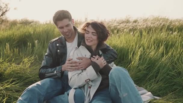 Glückliches Paar Plaudert Und Umarmt Während Auf Einer Picknickdecke Auf — Stockvideo