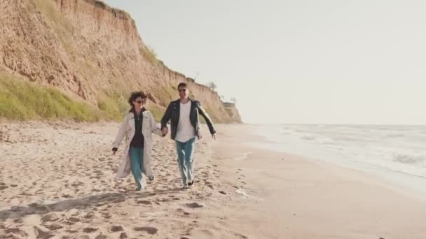 Happy Couple Holding Hands Running Sea Coast — Stock Video
