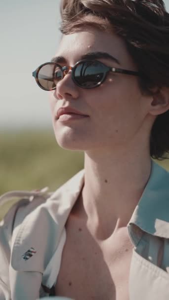 Konzentrierte Frau Posiert Auf Einem Feld Meer Vor Der Kamera — Stockvideo