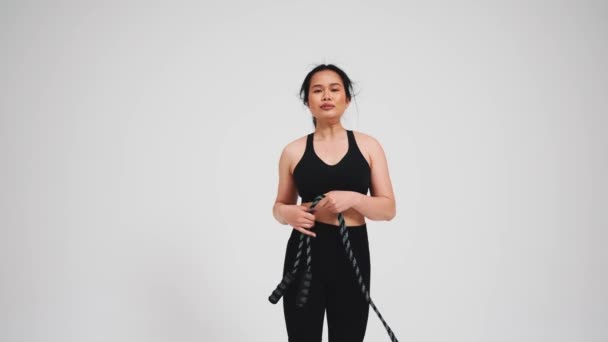 Belle Femme Asiatique Tenant Corde Sauter Posant Survêtement Noir Sur — Video