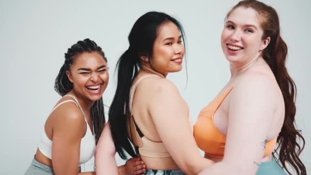 Vue Arrière Trois Femmes Multiethniques Riantes Vêtements Sport Regardant Caméra — Video
