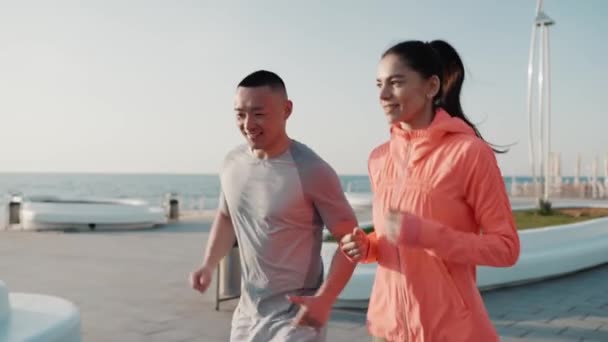 Usmívající Multikulturní Pár Jogging Moři Úsvitu — Stock video