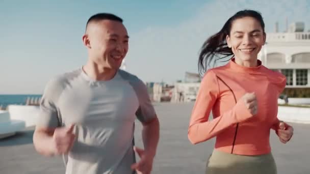 Krásný Multikulturní Pár Jogging Moři Úsvitu — Stock video