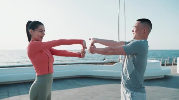 Słoneczna Wielokulturowa Para Wyciągająca Ręce Nad Morzem Świcie — Wideo stockowe
