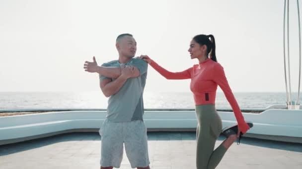 Gelukkig Multinationaal Paar Praten Stretching Spieren Door Zee Bij Dageraad — Stockvideo