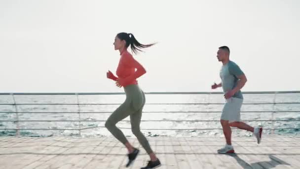 Couple Multinational Confiant Jogging Par Mer Aube — Video