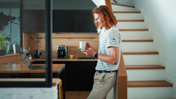 Güzel Kıvırcık Saçlı Gözlüklü Adam Bir Fincan Kahve Içiyor Ofis — Stok video