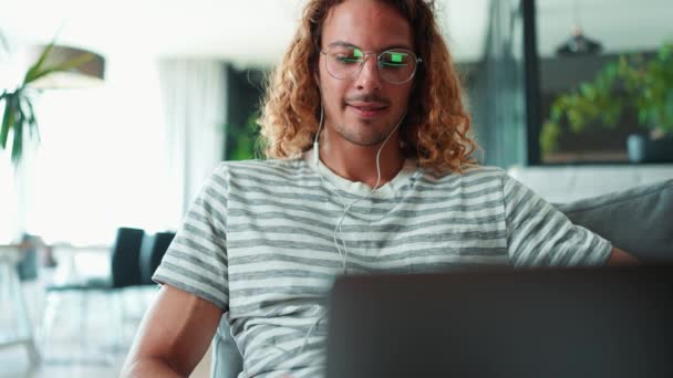 Ofiste Dizüstü Bilgisayarla Çalışan Kıvırcık Saçlı Gözlüklü Tatlı Bir Adam — Stok video