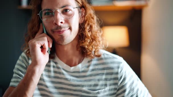 Joven Rizado Hombre Pelo Largo Gafas Que Habla Móvil Mirando — Vídeos de Stock