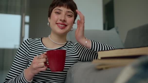 Leende Ung Kvinna Med Piercings Tittar Kameran Med Kopp Kaffe — Stockvideo