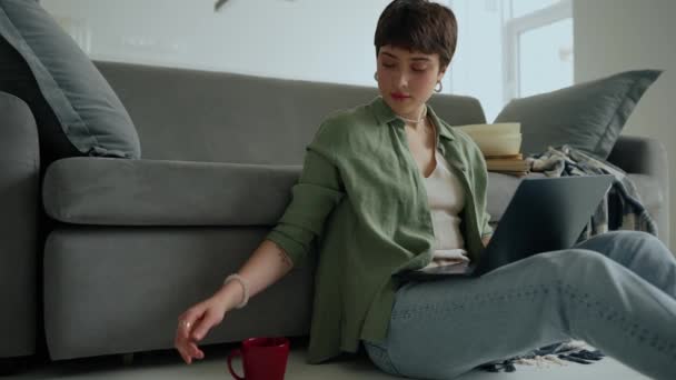 Pensive Vrouwelijke Freelancer Met Piercings Werkt Laptop Van Thuis Het — Stockvideo