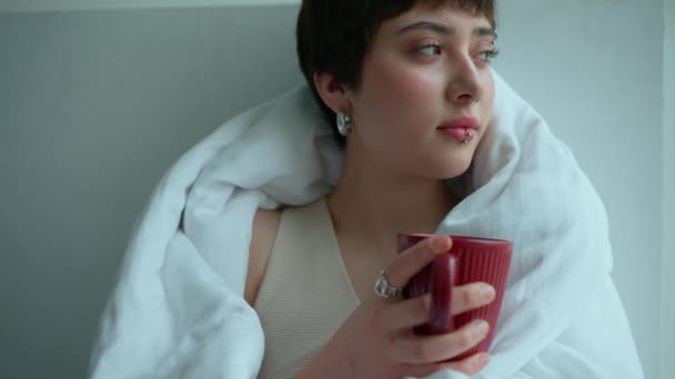 Femme Déprimée Avec Des Piercings Tenant Une Tasse Thé Dans — Video