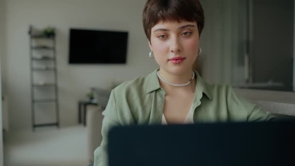 Gelukkige Vrouwelijke Freelancer Met Piercings Werkt Laptop Van Thuis Uit — Stockvideo