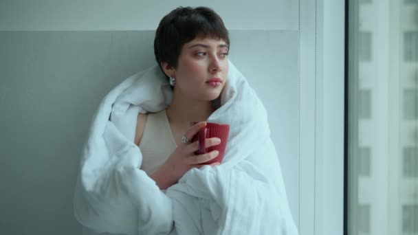 Depressive Selbstbewusste Frau Mit Piercings Die Tee Trinkt Und Hause — Stockvideo