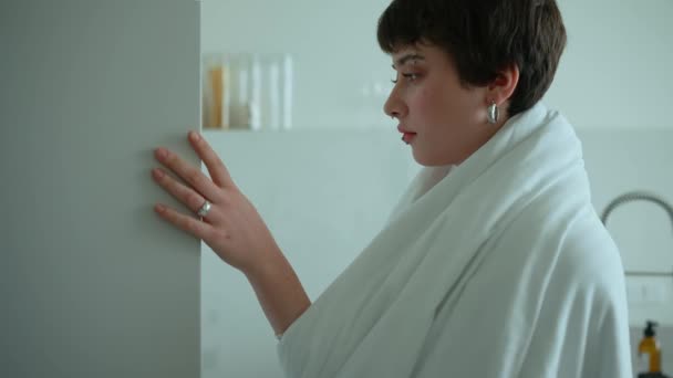 Depressieve Trieste Vrouw Met Piercings Bedekt Met Deken Zoek Naar — Stockvideo