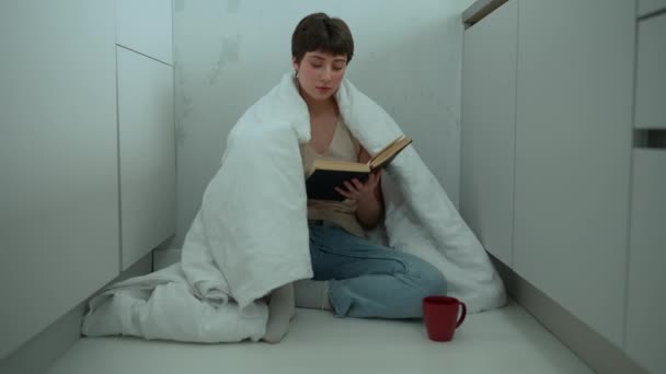 Mujer Pensativa Deprimida Con Piercings Cubiertos Con Libro Lectura Manta — Vídeos de Stock