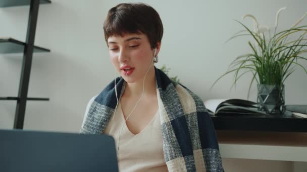 Szczęśliwa Kobieta Kolczykami Pokryta Kocem Rozmowy Wideo Laptopie Słuchawkach Domu — Wideo stockowe