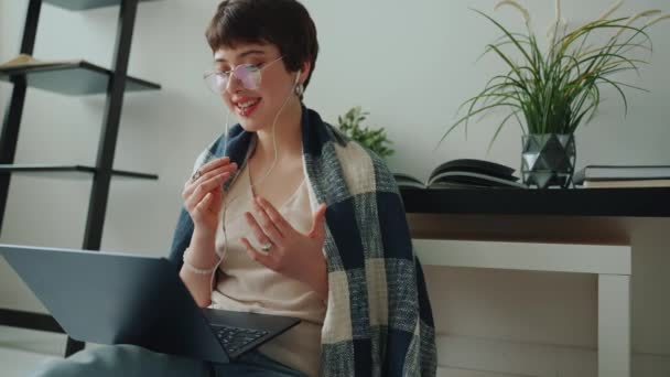 Vänlig Kvinna Med Piercings Täckt Med Filt Talar Med Videosamtal — Stockvideo