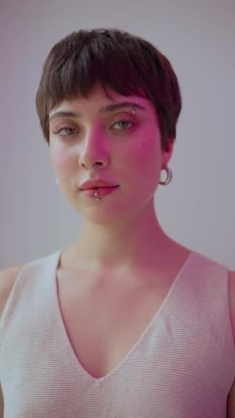 Vue Rapprochée Femme Naturelle Avec Piercings Coiffure Courte Regardant Caméra — Video