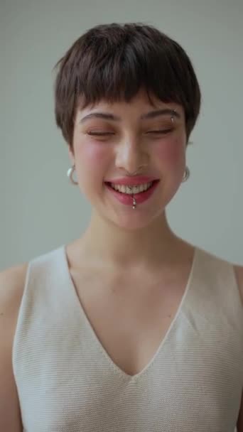 Piercingli Kısa Saçlı Neşeli Genç Bayanın Dikey Görüntüsü — Stok video