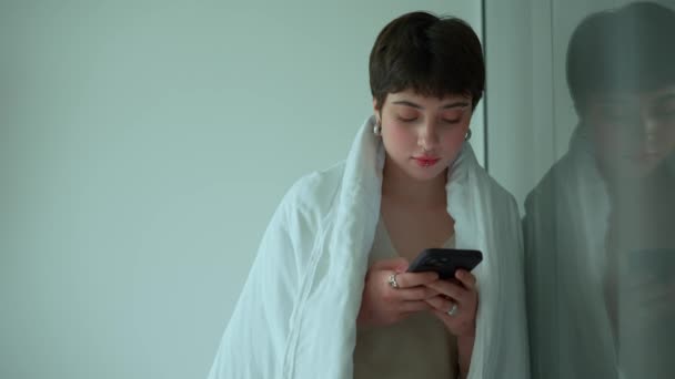 Femme Déprimée Avec Des Piercings Recouverts Textos Couverture Sur Mobile — Video