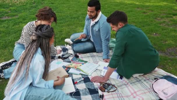 Selbstbewusste Multinationale Freunde Lernen Englisch Konversationsclub Beim Picknick Park — Stockvideo