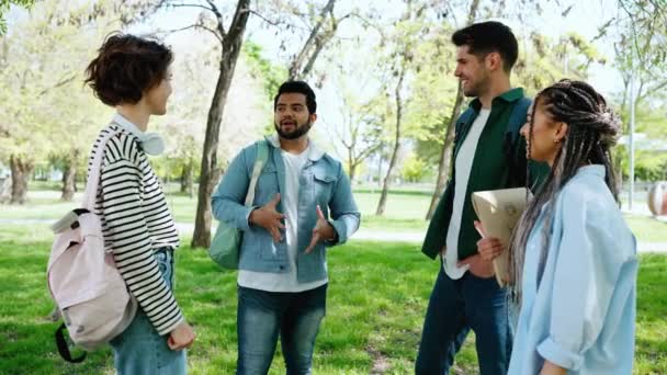 Neşeli Çok Kültürlü Genç Öğrenci Arkadaşlar Konuşuyor Parkta Beşlik Çakıyor — Stok video