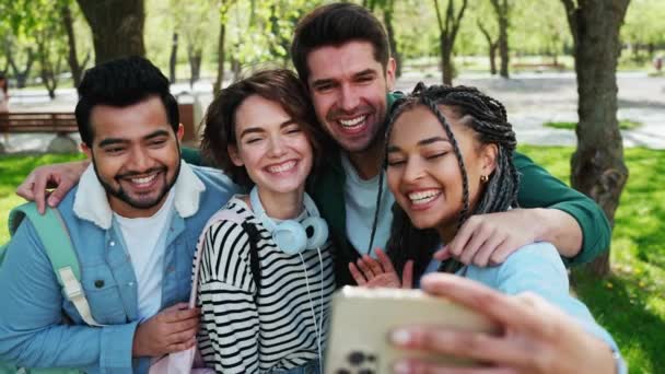Schöne Multikulturelle Junge Studentenfreunde Machen Selfies Auf Dem Handy Und — Stockvideo