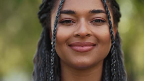 Счастливая Африканская Молодая Женщина Косичками Открывает Глаза Перед Камерой Парке — стоковое видео