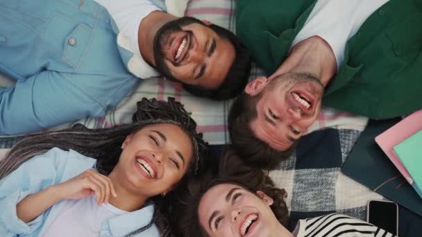 Blick Von Oben Auf Lachende Multiethnische Freunde Die Bei Einem — Stockvideo