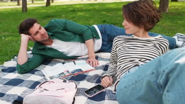 Csinos Pár Tanul Angolul Beszél Miközben Piknik Parkban — Stock videók