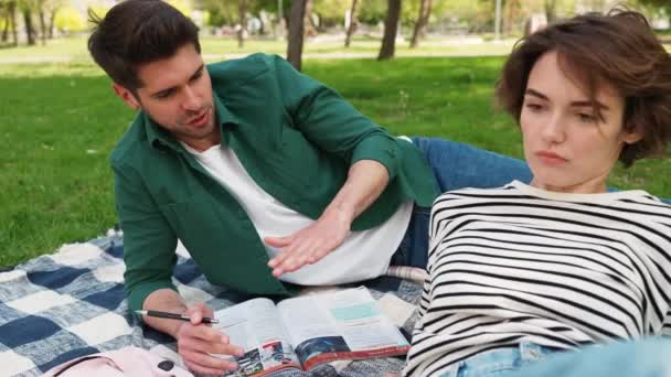 Selbstbewusstes Paar Lernt Englisch Und Spricht Beim Picknick Park — Stockvideo