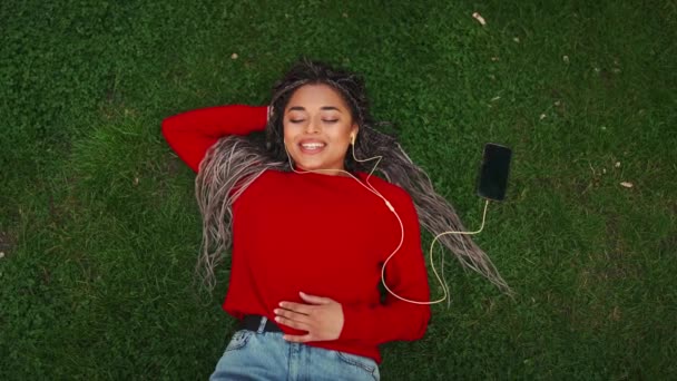 Positive African Woman Braided Pigtails Listening Music Headphones Grass Park — Stock Video