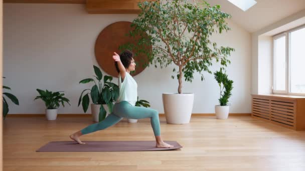 Selbstbewusste Afrikanisch Gelockte Frau Macht Yoga Auf Matte Hause Gesunder — Stockvideo