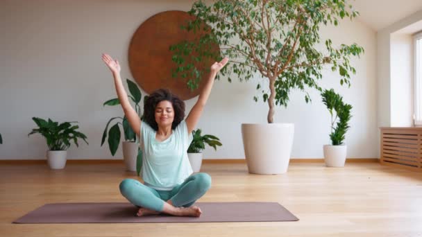 Heerlijke Afrikaanse Krullende Vrouw Mediterend Yoga Mat Thuis Een Gezonde — Stockvideo