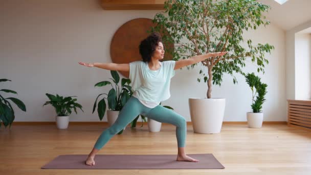 Mooie Afrikaanse Krullende Vrouw Doet Yoga Mat Thuis Een Gezonde — Stockvideo