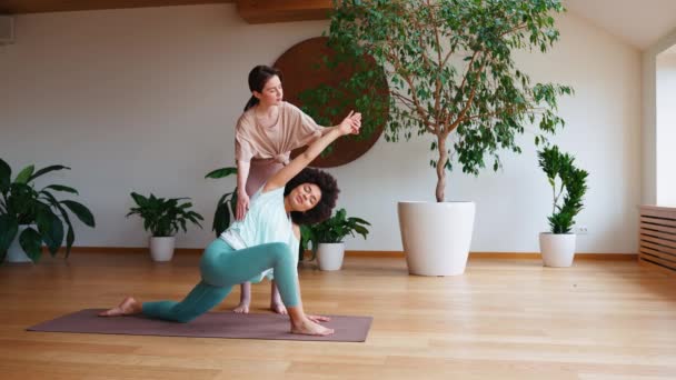 Chica Africana Guapa Entrenador Estirándose Esterilla Yoga Estilo Vida Saludable — Vídeos de Stock