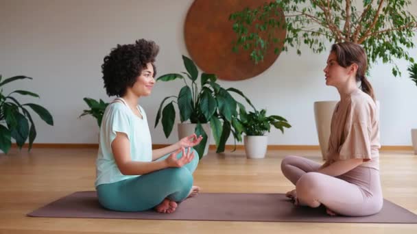 Mujer Bastante Africana Entrenador Hablando Meditando Esterilla Yoga Estilo Vida — Vídeo de stock