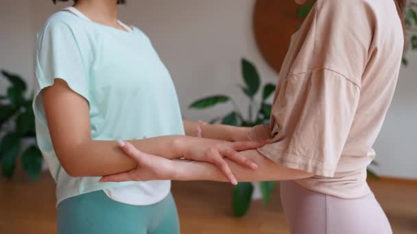 Γυναίκα Και Εκπαιδευτής Της Κάνει Ασκήσεις Αναπνοής Και Κρατώντας Χέρια — Αρχείο Βίντεο