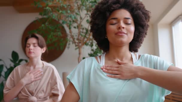 Entrenador Morena Meditando Con Una Mujer Bastante Africana Respirando Esterilla — Vídeos de Stock