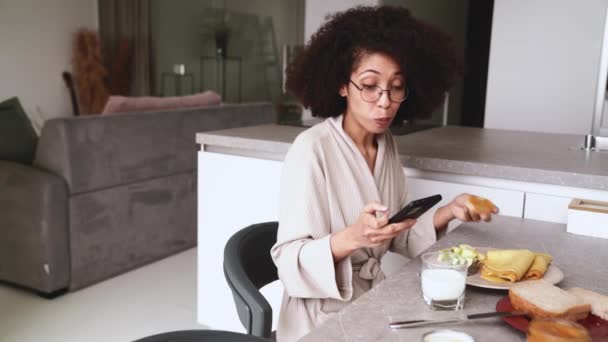 Veselá Africká Žena Brýlích Županu Textování Mobil Při Snídani Palačinek — Stock video