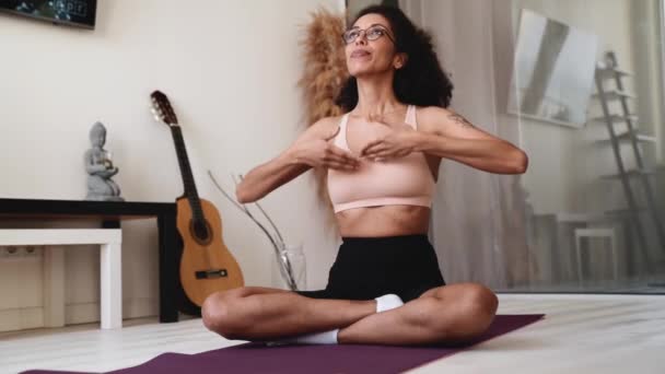 Mujer Africana Guapa Gafas Meditando Esterilla Yoga Casa — Vídeos de Stock