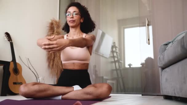 Preciosa Mujer Africana Gafas Meditando Sobre Esterilla Yoga Con Los — Vídeos de Stock
