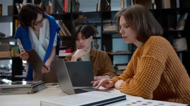 Pensieve Multinationale Collega Ontwerpers Bespreken Het Werken Laptops Working Space — Stockvideo