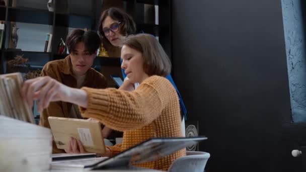 Bei Colleghi Designer Multinazionali Discutono Lavoro Guardando Tavolozze Legno Con — Video Stock