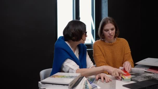 Зосереджені Жінки Колеги Обговорюють Роботу Дивляться Кольорові Палітри Кооперативному Просторі — стокове відео