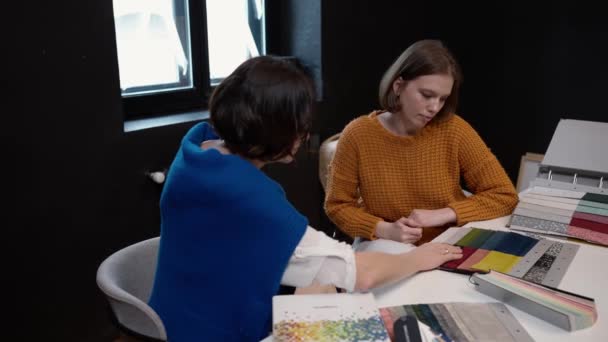 Gravi Colleghe Designer Discutono Lavoro Guardando Tavolozze Colori Uno Spazio — Video Stock