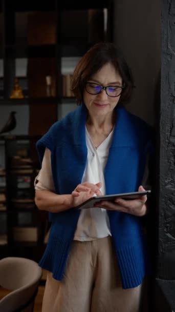 Positiva Donna Matura Designer Occhiali Vista Che Lavora Tablet Digitale — Video Stock