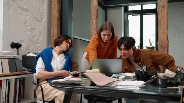 Graziosi Colleghi Designer Multinazionali Che Guardano Laptop Mentre Discutono Progetto — Video Stock